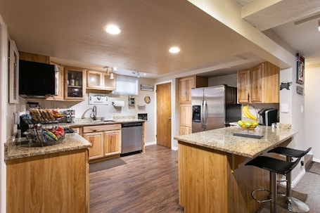 Fridge, microwave, oven, stovetop. Washington Terrace Hideout - Sleeps up to 4