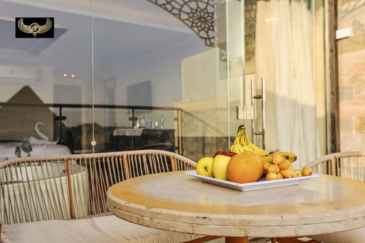 Habitación de lujo | Cortinas opacas, tabla de planchar con plancha, wifi gratis