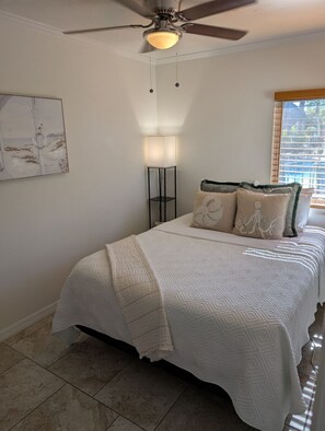 1 makuuhuone, työpöytä, silitysrauta/-lauta, vauvan matkasänky