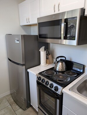 Réfrigérateur, four à micro-ondes, un four, surface de cuisson