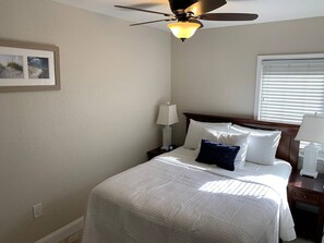 1 soveværelse, skrivebord, strygejern/strygebræt, weekendseng