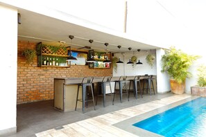 Bar vid poolen