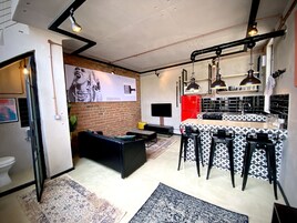 Design Loft, 1 Bedroom | Living area | 50-inch Smart TV with cable channels, TV, Netflix