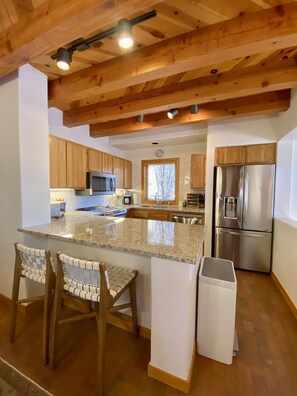 Fridge, microwave, oven, stovetop - Casa Alta Vista - private, quiet, glorious views, 7mi to town (Santa Fe)