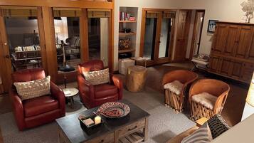 Smart TV, fireplace, stereo