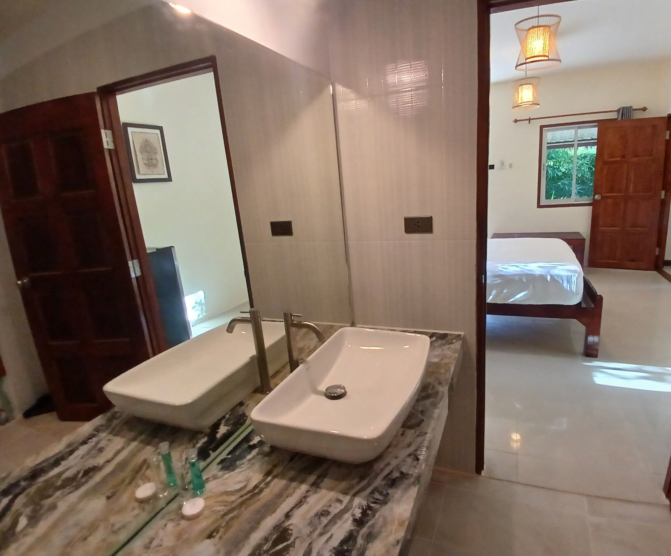 Shower, free toiletries, hair dryer, bidet