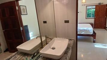 Shower, free toiletries, hair dryer, bidet