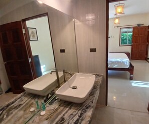 Shower, free toiletries, hair dryer, bidet - Blue Gecko (Ko Lanta)