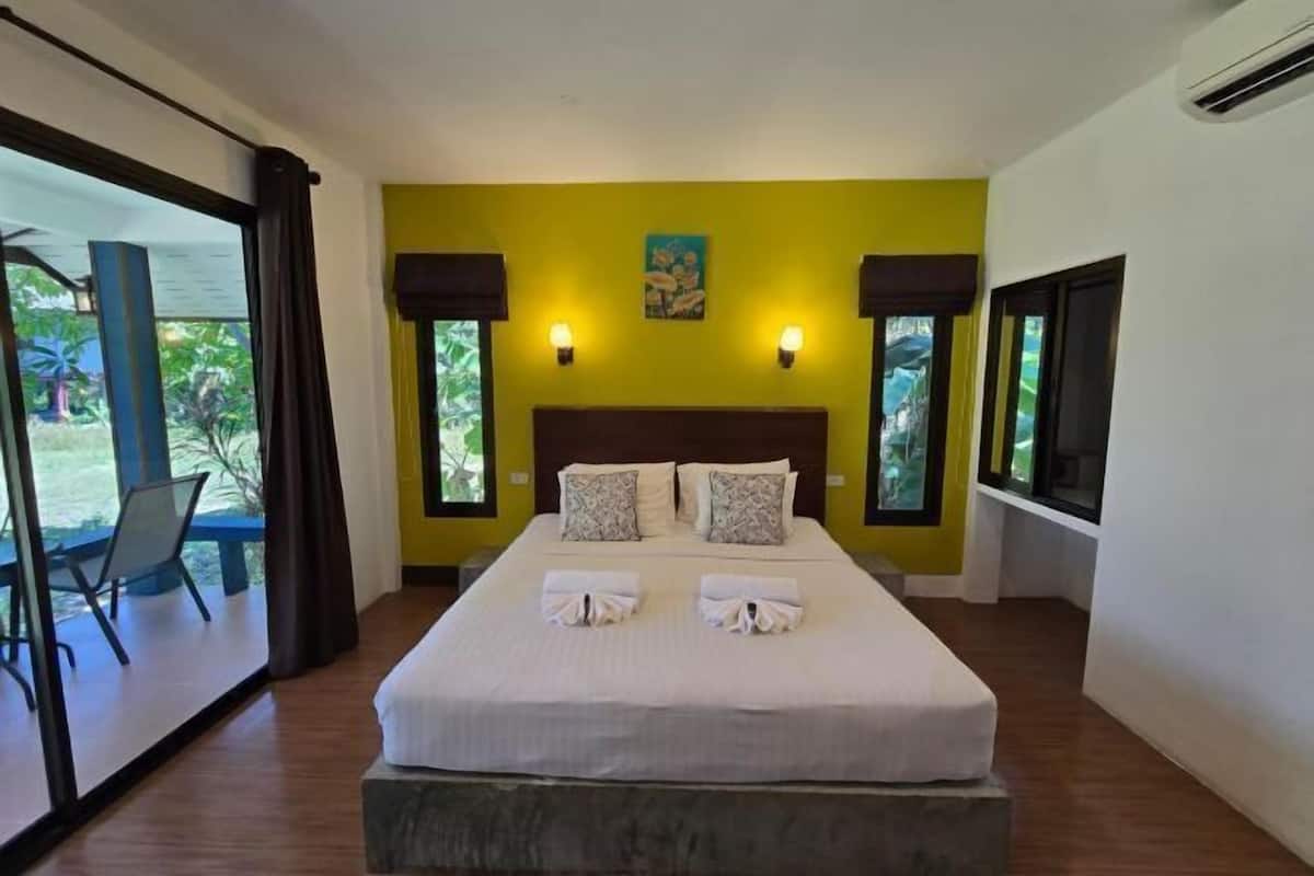 Individually decorated, free cots/infant beds, free WiFi, bed sheets