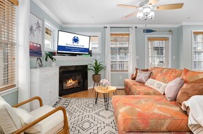 Älytelevisio, takka, videopelejä, kirjoja