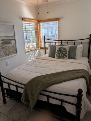 1 bedroom, desk, iron/ironing board, travel crib - #4-TwinPalms-Junior Suite (Siesta Key)