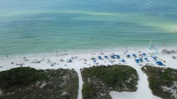 Una spiaggia nelle vicinanze, lettini da mare, teli da spiaggia