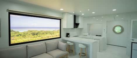 Habitación ejecutiva | Cocina privada | Parrilla de estufa, cafetera y tetera y utensilios de cocina