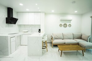 Junior Suite | Private kitchen | Stovetop, coffee/tea maker, cookware/dishes/utensils