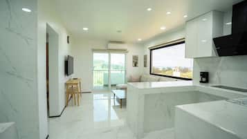 Camera Executive | Area soggiorno | Smart TV 48 pollici con canali digitali, TV, Netflix