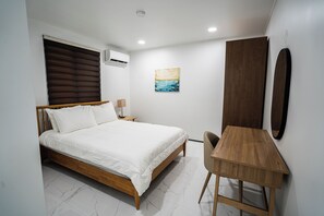 Suite junior | Mobiliario individual, escritorio, espacio para trabajar con un portátil