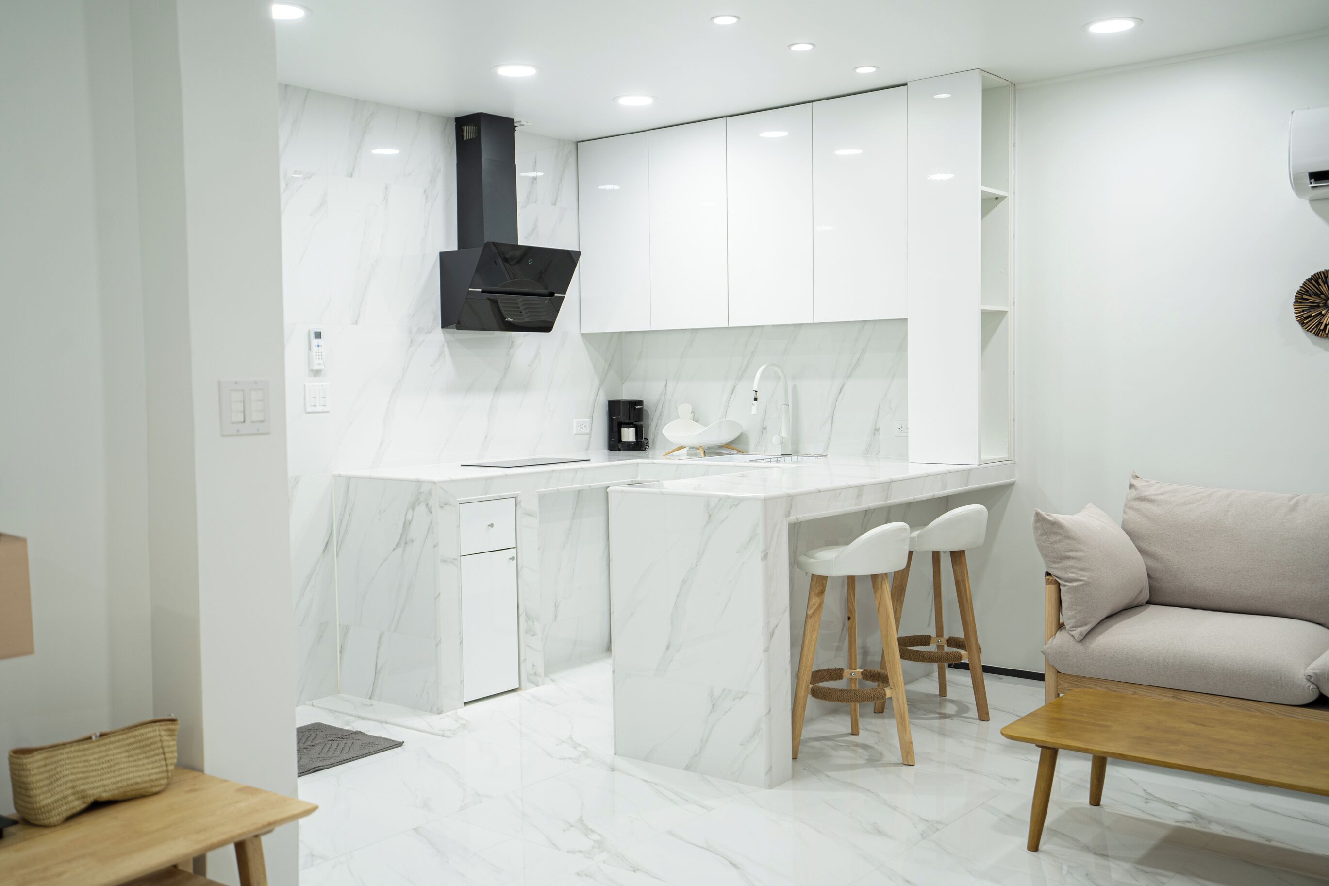 Parrilla de estufa, cafetera y tetera y utensilios de cocina 