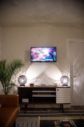 Interior - Modern-Retro Boutique Style Suite Near Lower Greenville & Downtown (Dallas)