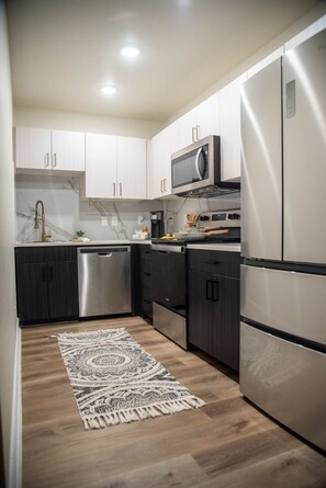Private kitchen - Modern-Retro Boutique Style Suite Near Lower Greenville & Downtown (Dallas)