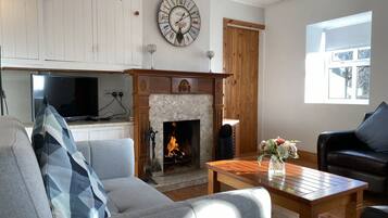 Una televisión, una chimenea