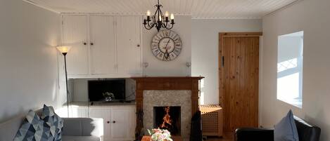 Una televisión, una chimenea