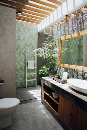 Mountain View Cottage | Bathroom - Deep Roots Dive & Yoga Resort (Penida Island)