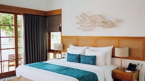 Un dormitorio espacioso con una cama grande, cabecera de madera y ventilador de techo.