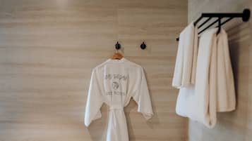 Habitación, vista al jardín | Amenidades de baño | Regadera, regadera tipo lluvia, amenidades de baño ecológicas