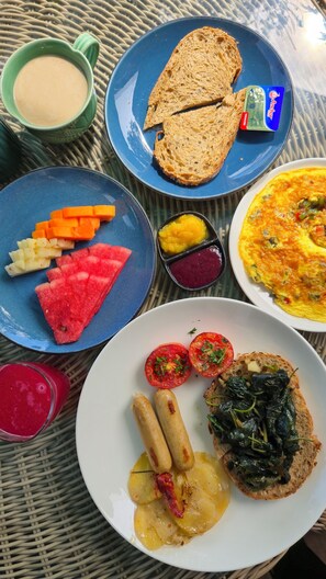 Se ofrece un desayuno bufé (150000 IDR por persona)