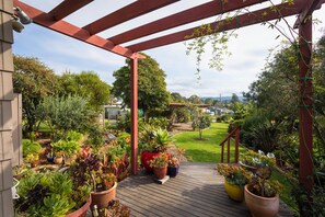 Property grounds - Monaro Cottage, 3 bedroom pet friendly home (Eden)