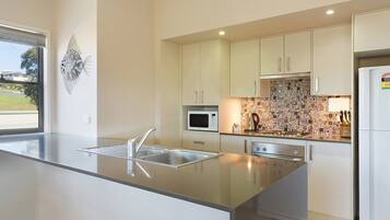 Frigorífico, microondas, horno y placa de cocina