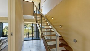 Un intérieur moderne avec un escalier menant à un balcon.