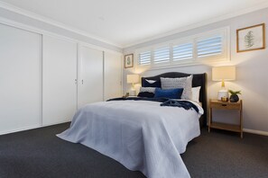 3 habitaciones, tabla de planchar con plancha, internet y ropa de cama 