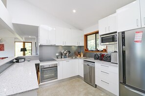 Frigorífico, microondas, horno y placa de cocina