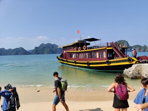 Beach nearby, white sand, 5 beach bars, kayaking
