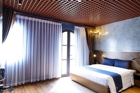 In-room safe, desk, laptop workspace, blackout curtains