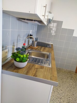 Køleskab, ovn, elkedel, brødrister