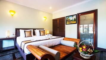 Grand-bungalow | Minibaari, tallelokero huoneessa, yksilöllisesti kalustettu, työpöytä