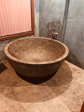 Badewanne und Dusche (separat), Quellwasserbad, Hydromassagedusche