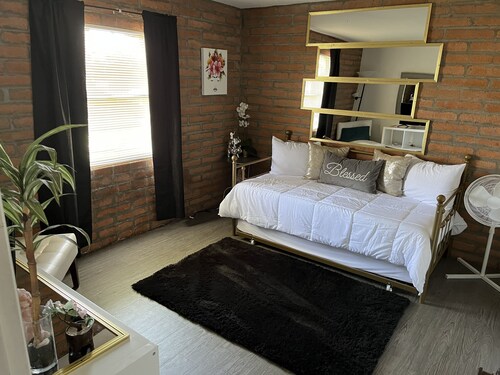 Stylish Bright 2B Condo, Sleeps 6. Free Parking