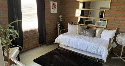 Stylish Bright 2B Condo, Sleeps 6. Free Parking