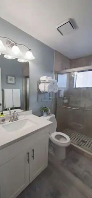 Shower, hair dryer, towels, soap - 3BR/2CAR♡Pets♡7Mins to Strip! Netflix & Fire Pit ☆ (Las Vegas)