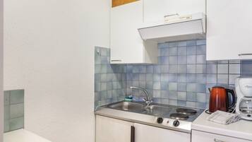 Kühlschrank, Herdplatte, Wasserkocher mit Kaffee-/Teezubehör