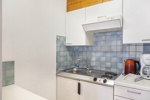 Fridge, stovetop, coffee/tea maker, electric kettle - Holiday Apartment "Haus Am Lärchenhang" with Mountain View, Balcony & Wi-Fi (Leutasch)