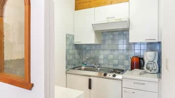 Køleskab, kogeplade, kaffe-/temaskine, elkedel