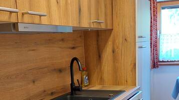 Réfrigérateur, four, plaque de cuisson, cafetiÚre/bouilloire