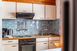Refrigerador, horno, parrilla de estufa y cafetera y tetera