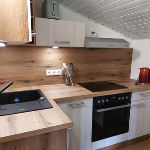 Jääkaappi, uuni, liesi, astianpesukone