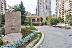 Property grounds - Grand Penthouse - 2BR & 2BTH Walk-in distance to Square One Mall (Mississauga)