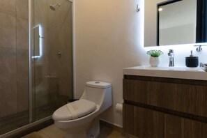 Shower, hair dryer, towels - Contemporary Home | 3BR | Prime Downtown Area (Cancún)